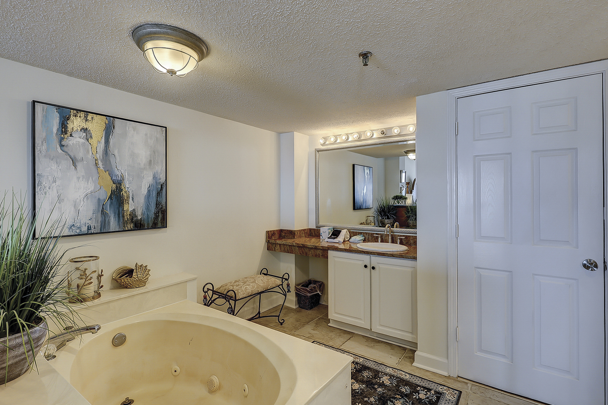 King Suite Full Bathroom