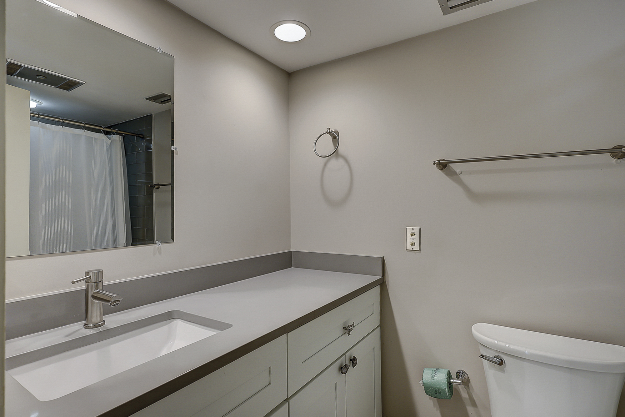 Guest Suite Full Bathroom