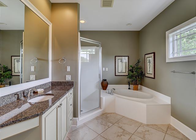 2nd Floor King Suite Full Bathroom