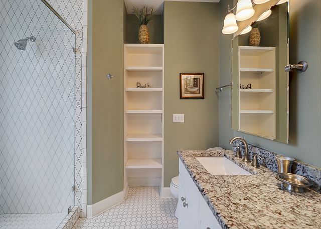 1st Floor King Suite Full Bathroom