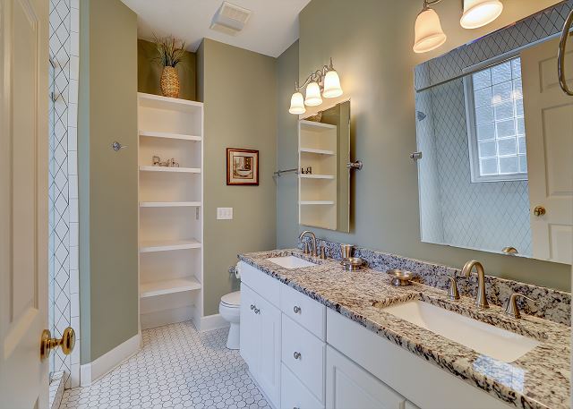 1st Floor King Suite Full Bathroom