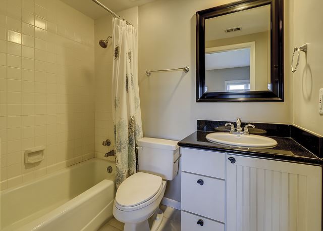 Queen Suite Full Bathroom