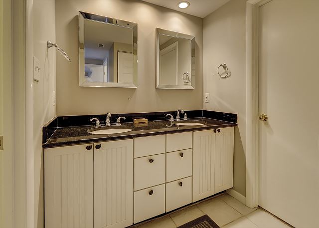 King Suite Full Bathroom