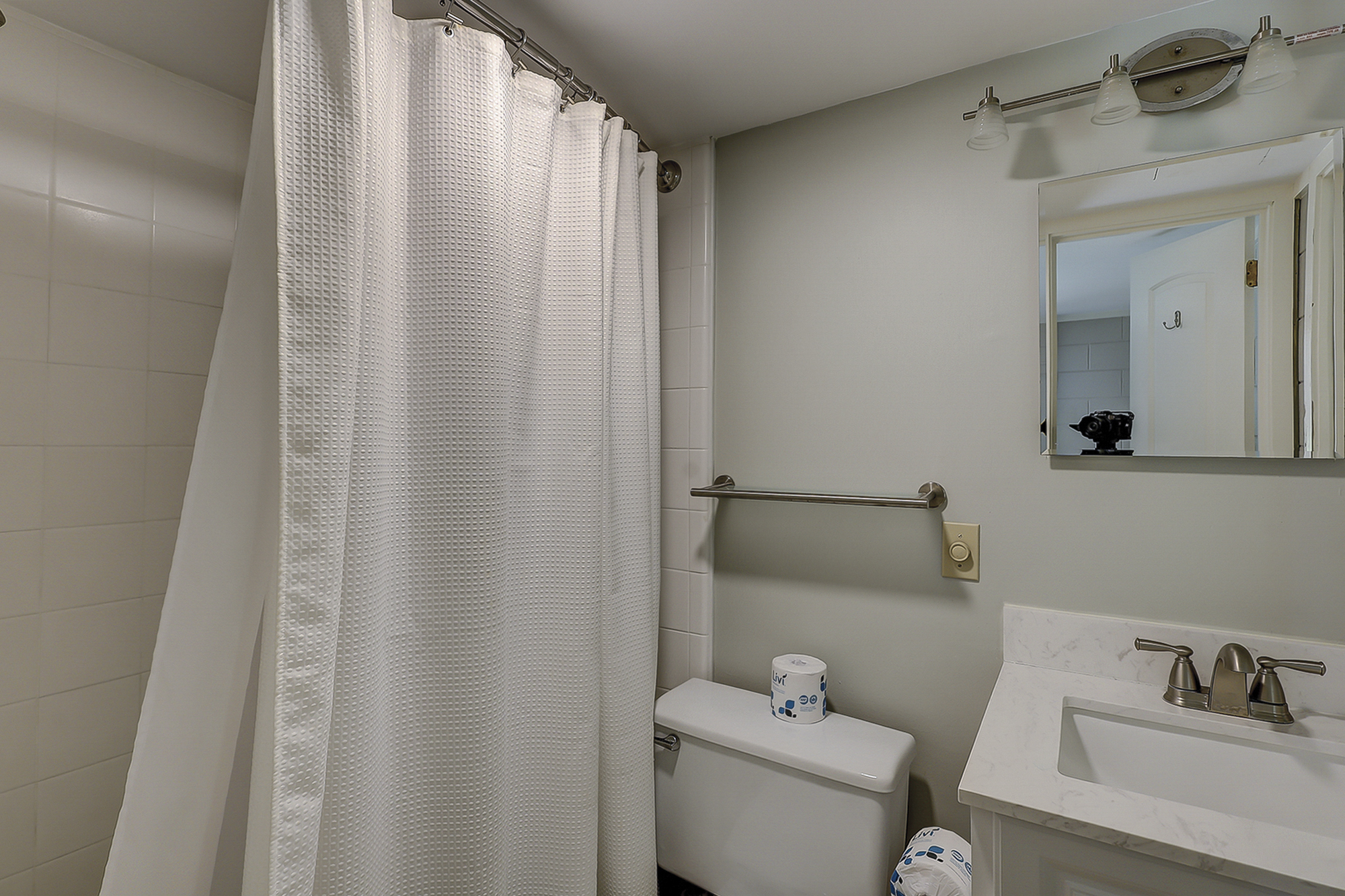 16 Painted Bunting - 1st Floor Queen Suite Full Bathroom