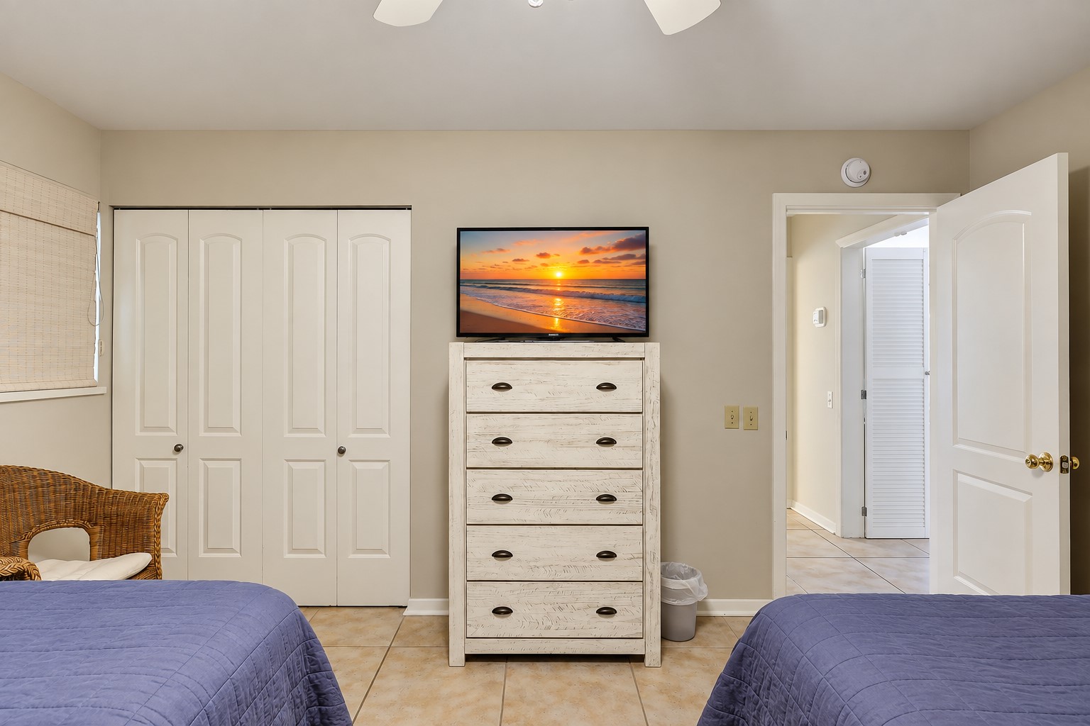 16 Painted Bunting - Main Floor Guest Bedroom