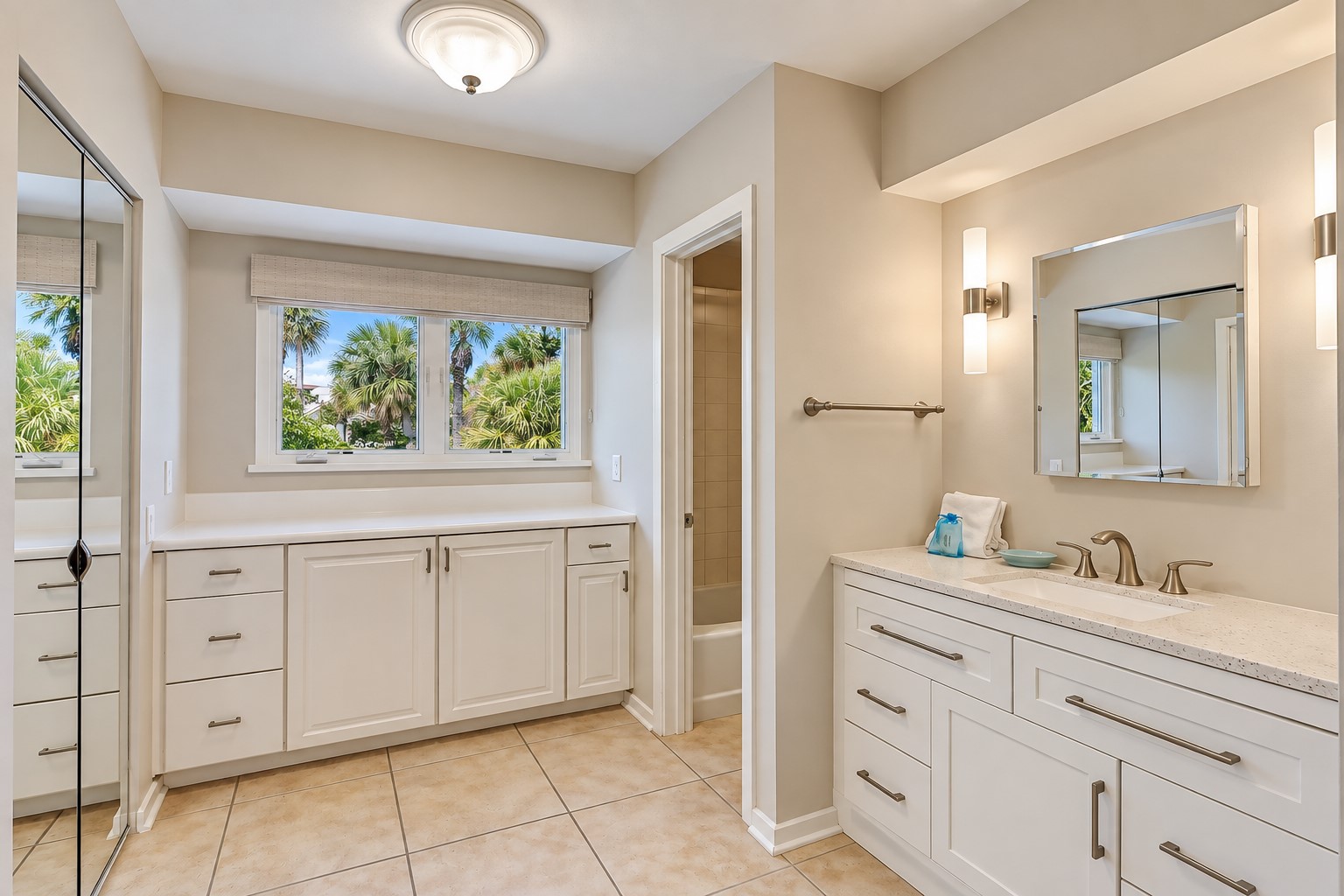 16 Painted Bunting - Main Floor King Suite Full Bathroom
