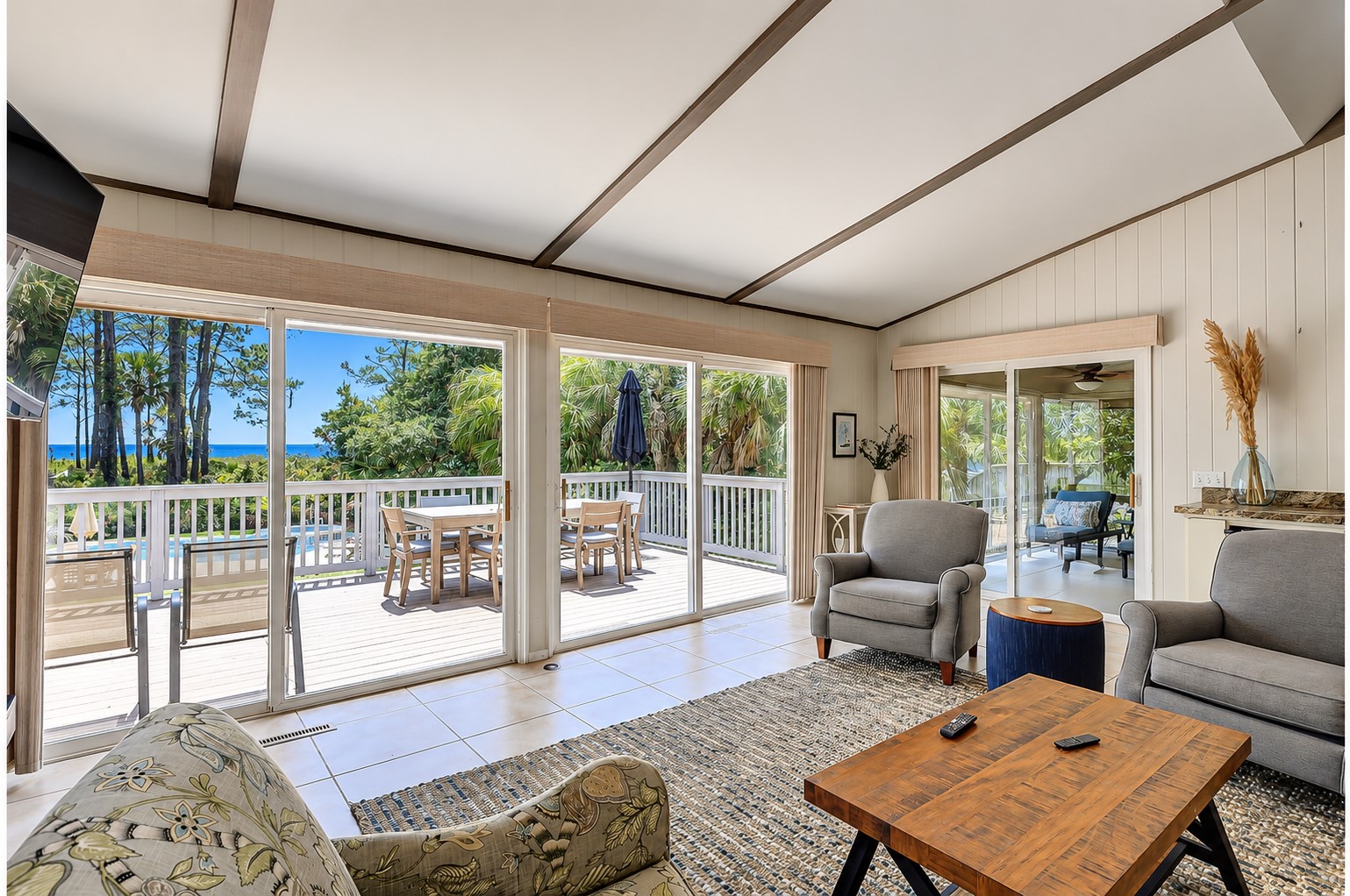 16 Painted Bunting - Main Living Area View