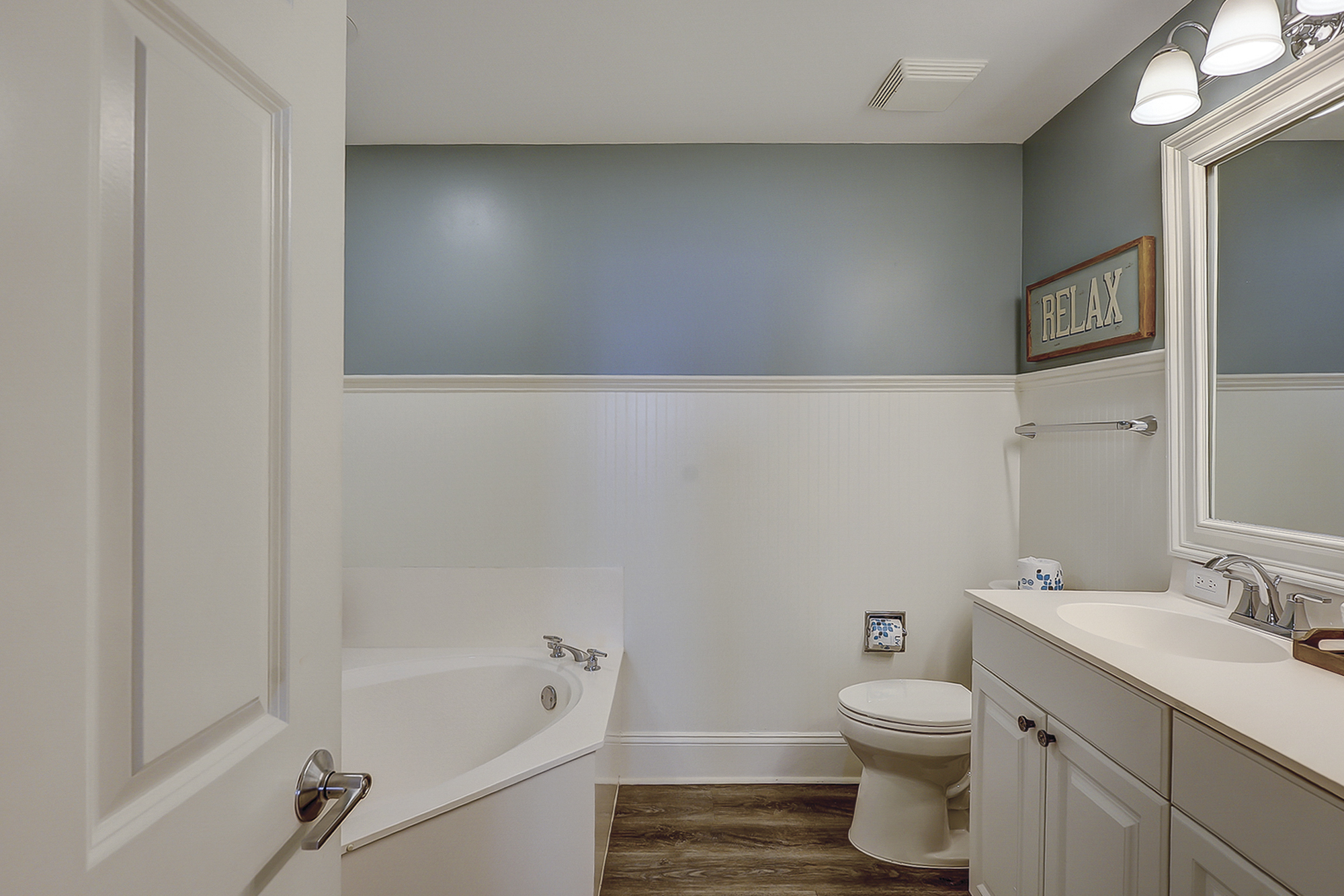 King Suite Full Bathroom