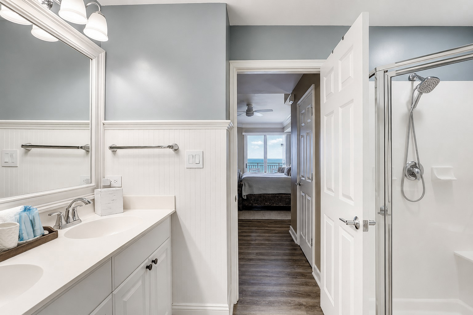 King Suite Full Bathroom