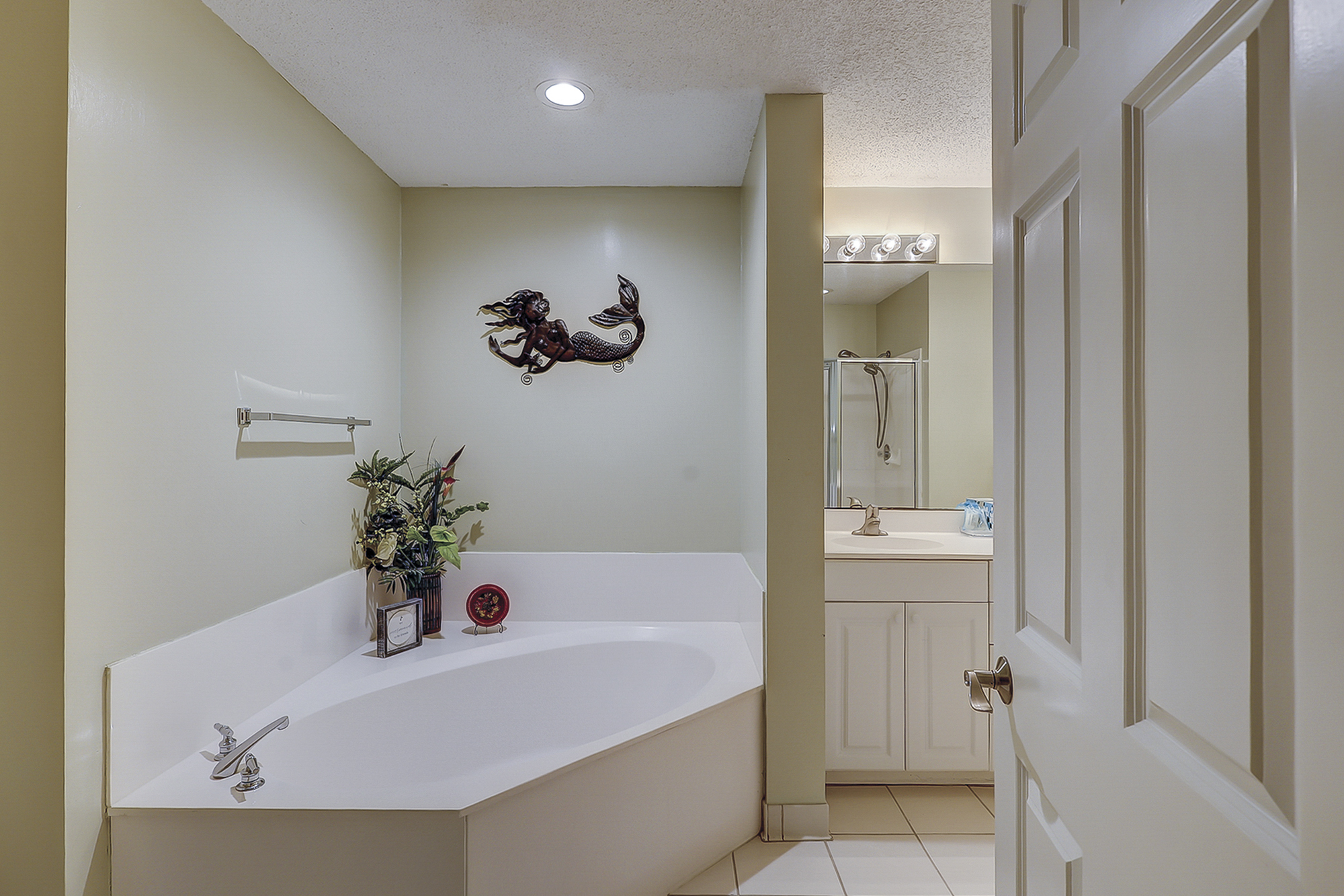 King Suite Full Bathroom
