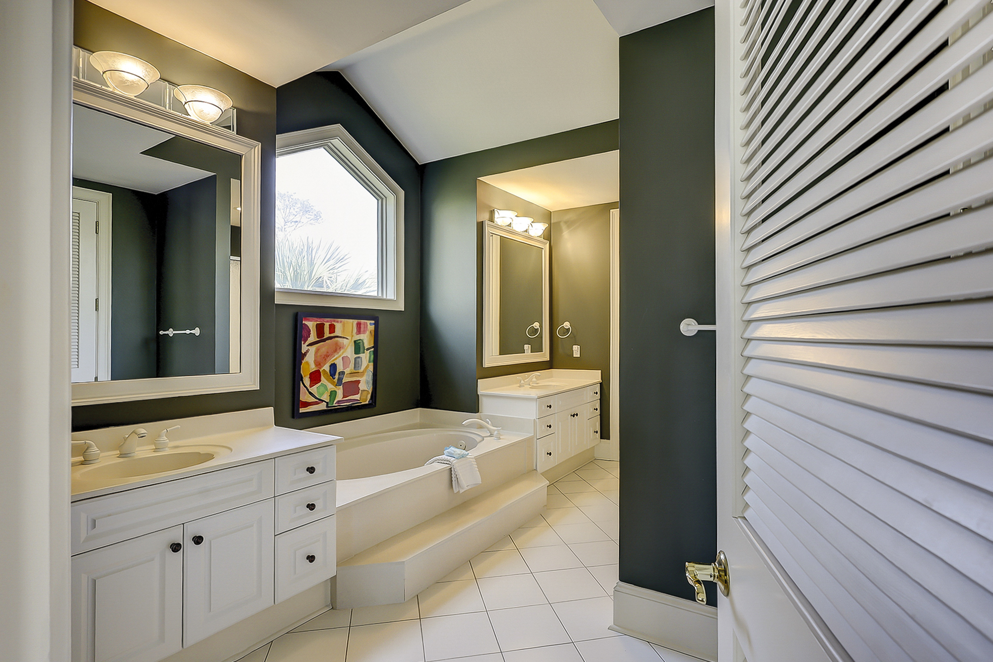 King Suite Full Bathroom