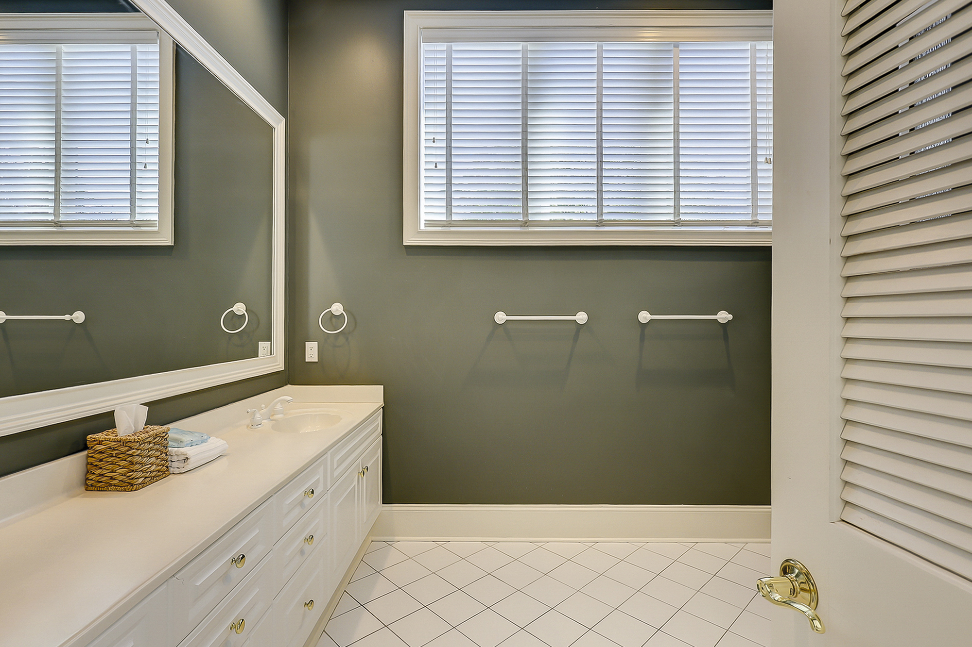 King Suite Full Bathroom