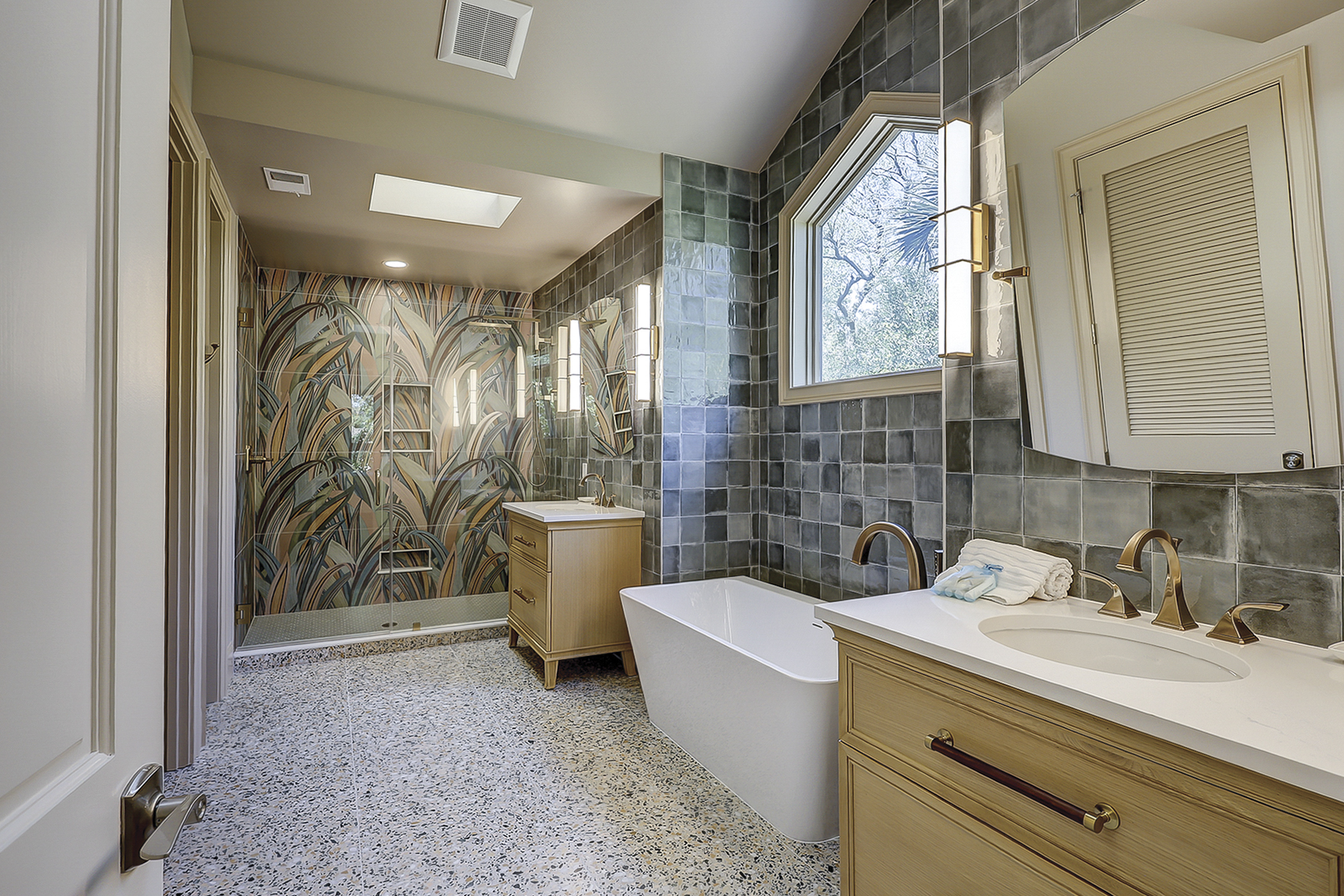 2nd Floor King Suite Full Bathroom