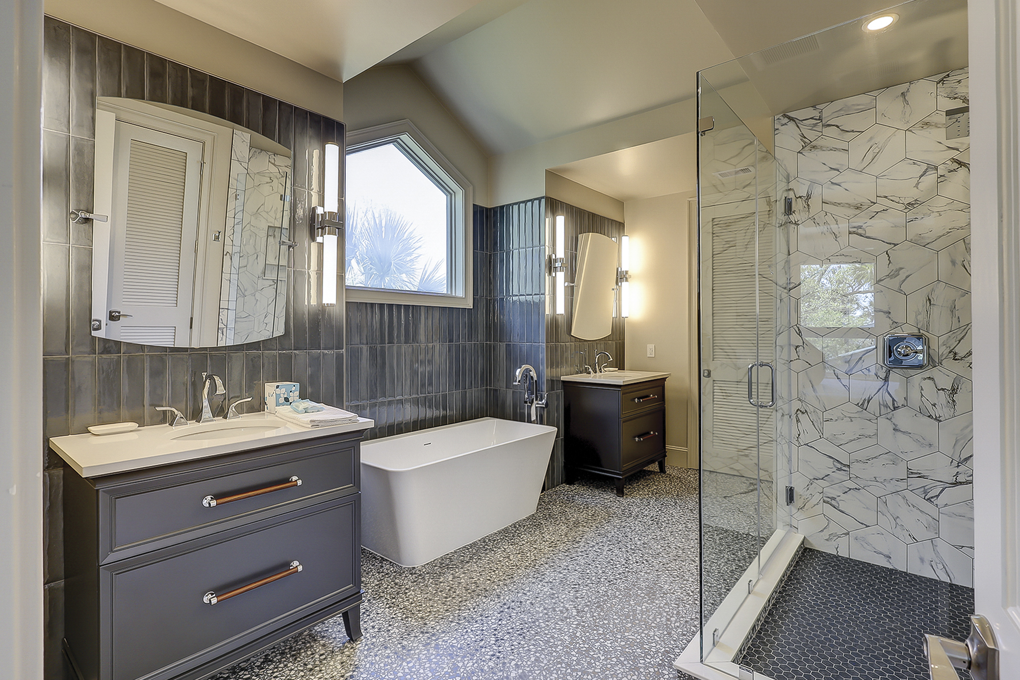 2nd Floor King Suite Full Bathroom