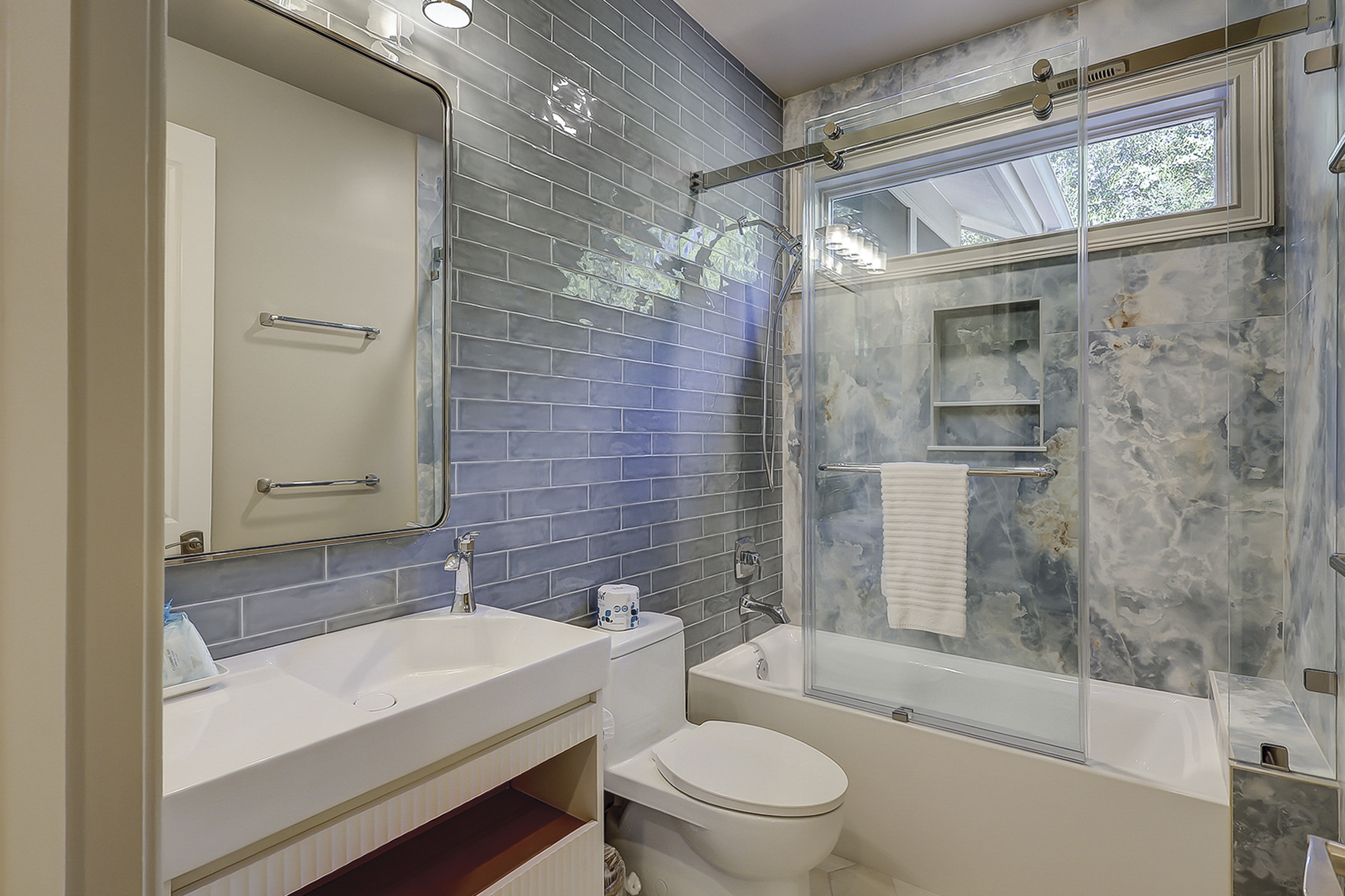 Guest Hall Full Bathroom