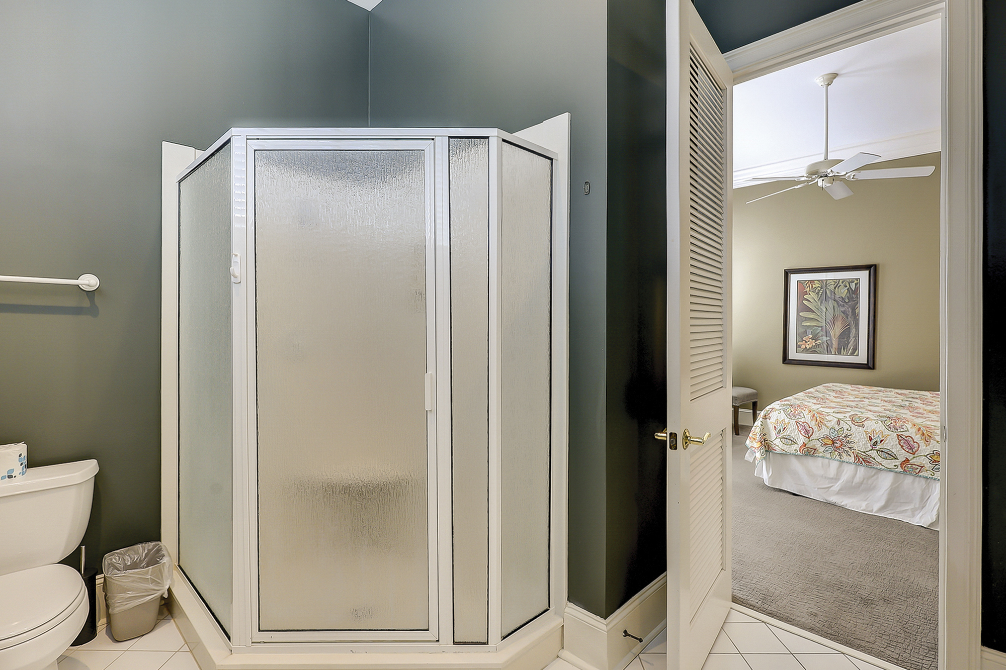 King Suite Full Bathroom