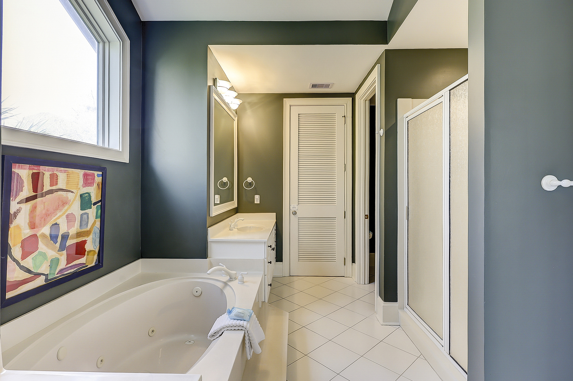 King Suite Full Bathroom