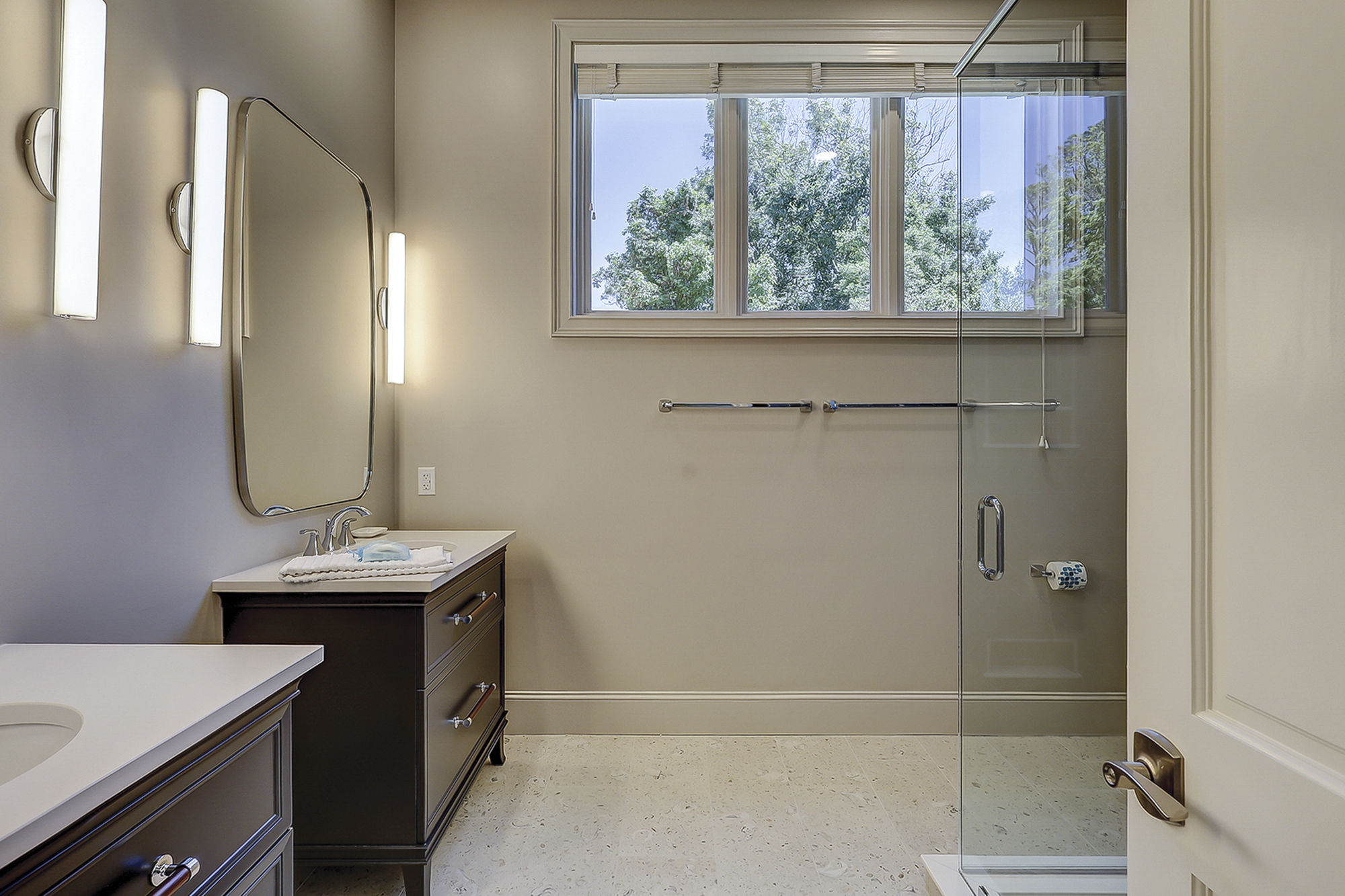 King Suite Full Bathroom