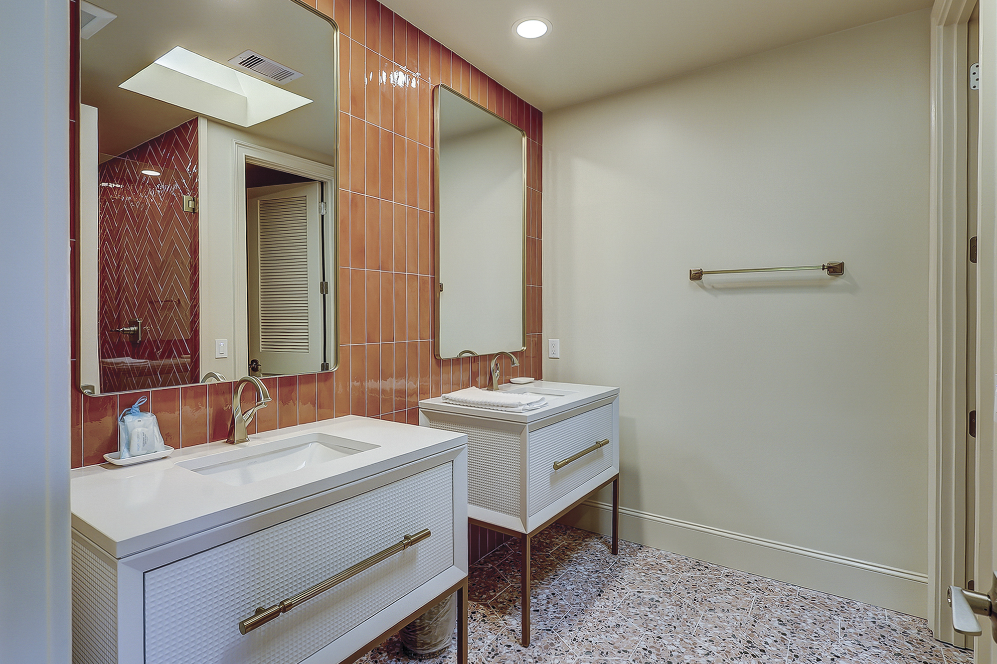 Guest Suite Full Bathroom