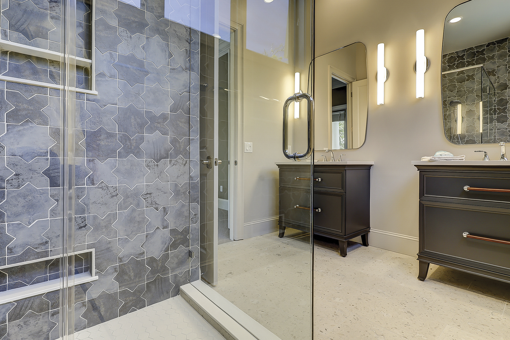 King Suite Full Bathroom