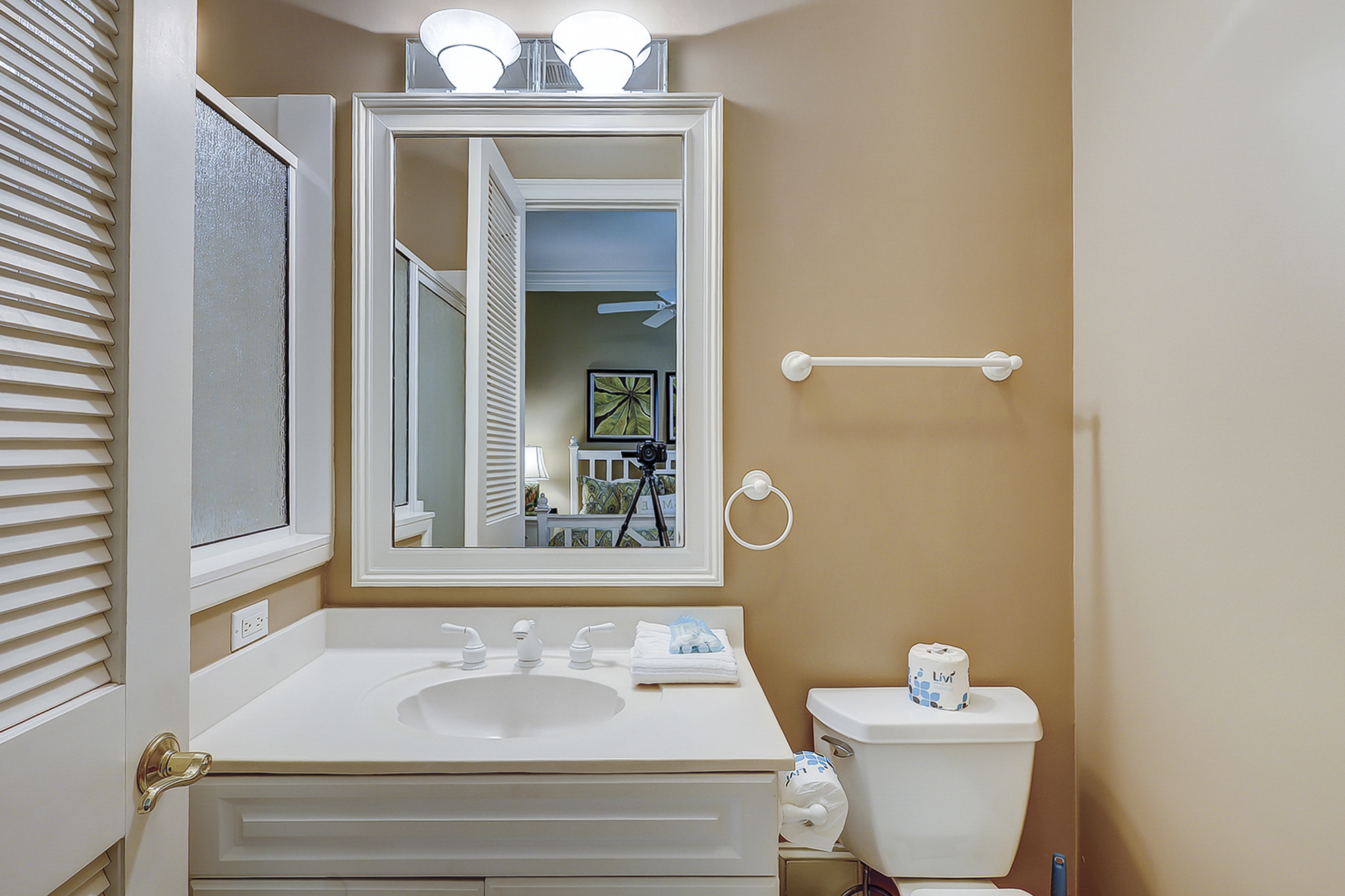 King Suite Full Bathroom