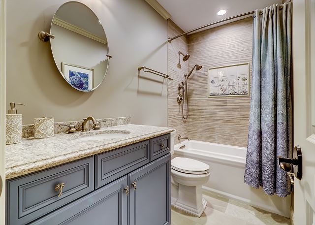 King Suite Full Bathroom
