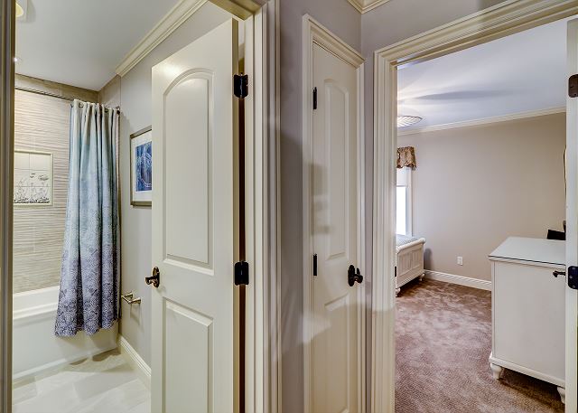 Guest Full Hall Bathroom