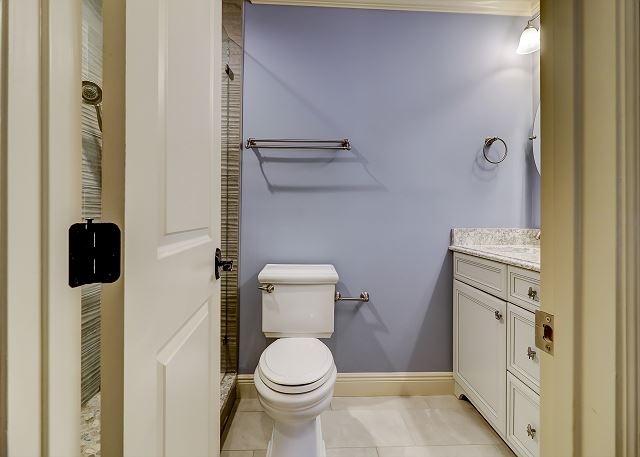 King Suite Full Bathroom
