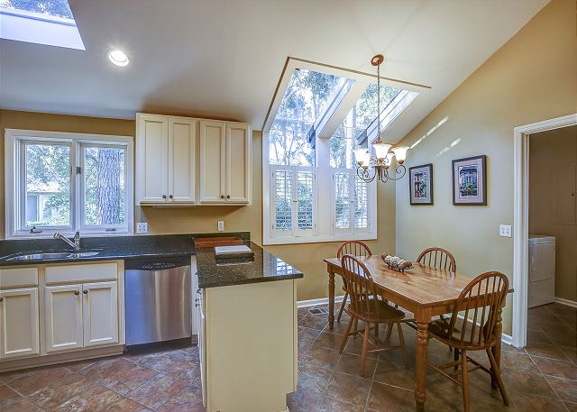 Breakfast Area & Kitchen