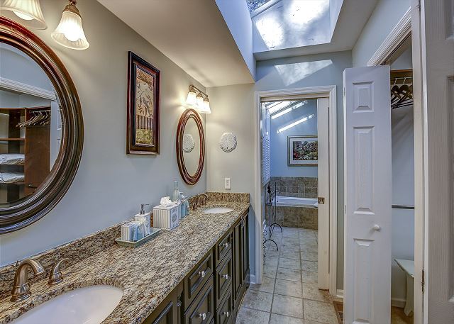 King Suite Full Bathroom