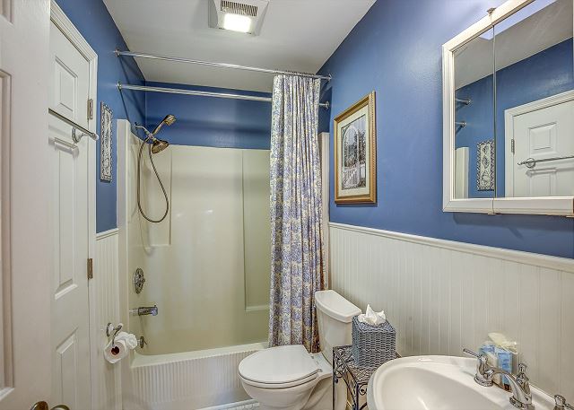 Queen Suite Full Bathroom