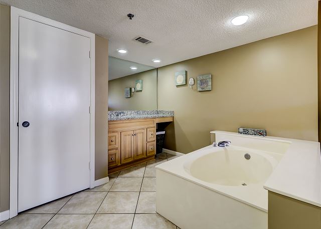 King Suite Full Bathroom