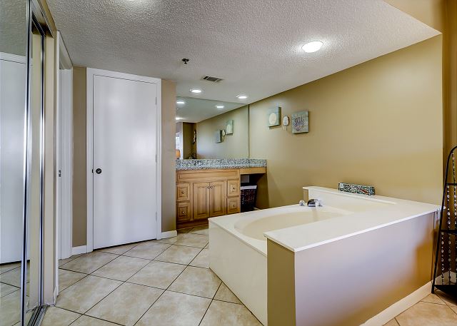 King Suite Full Bathroom