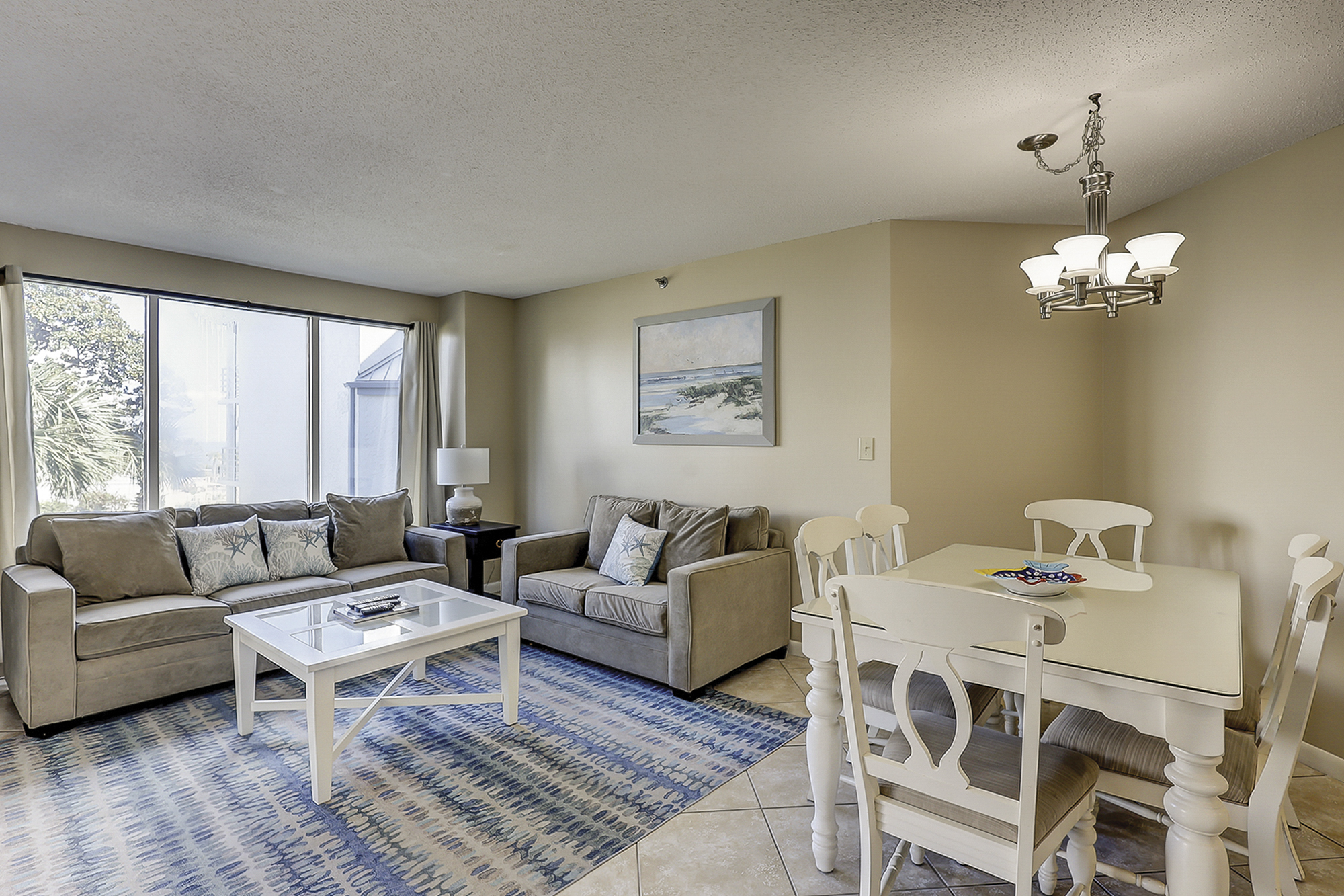 Living Room/Dining Area