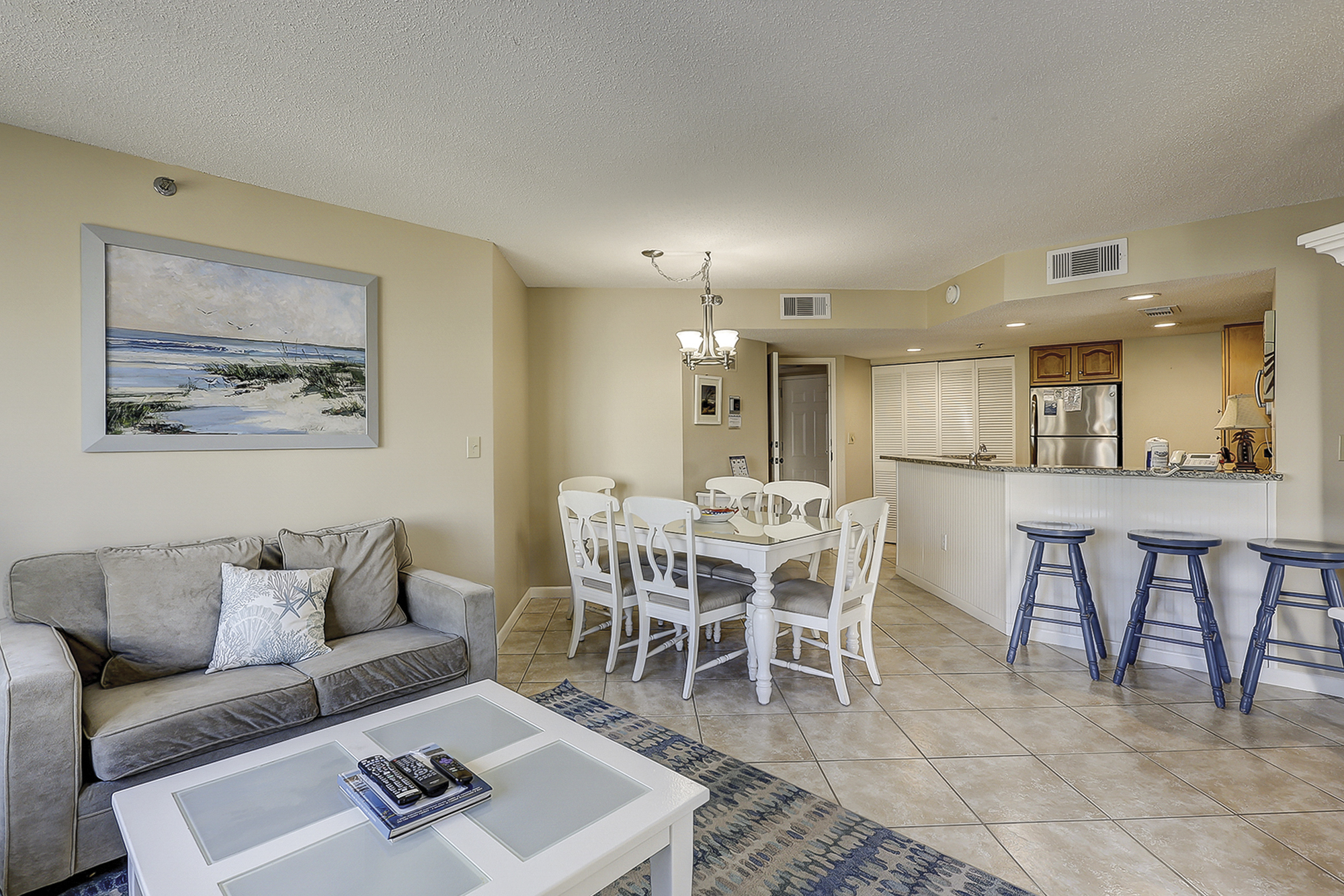 Living Room/Dining Area
