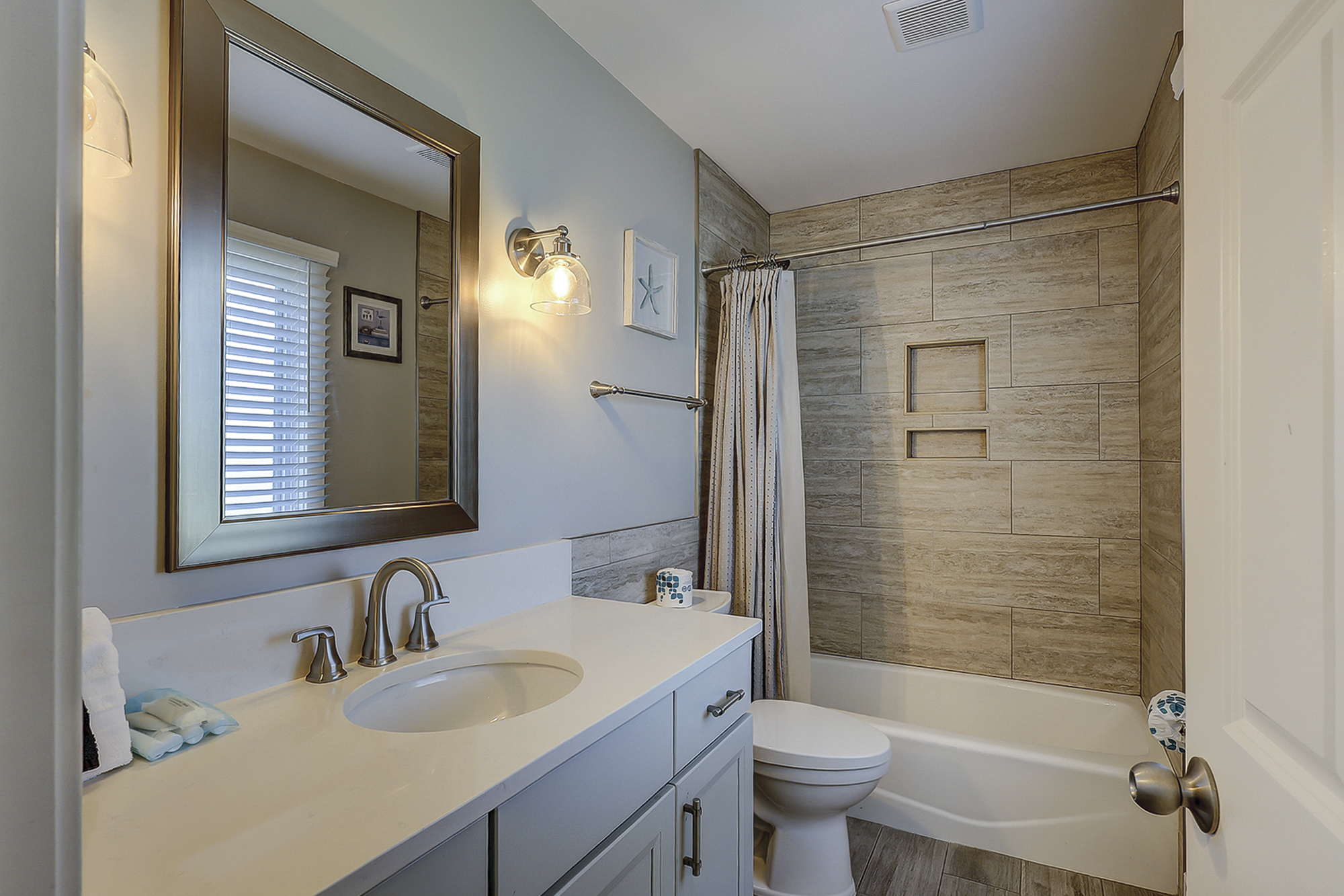 King Suite Full Bathroom