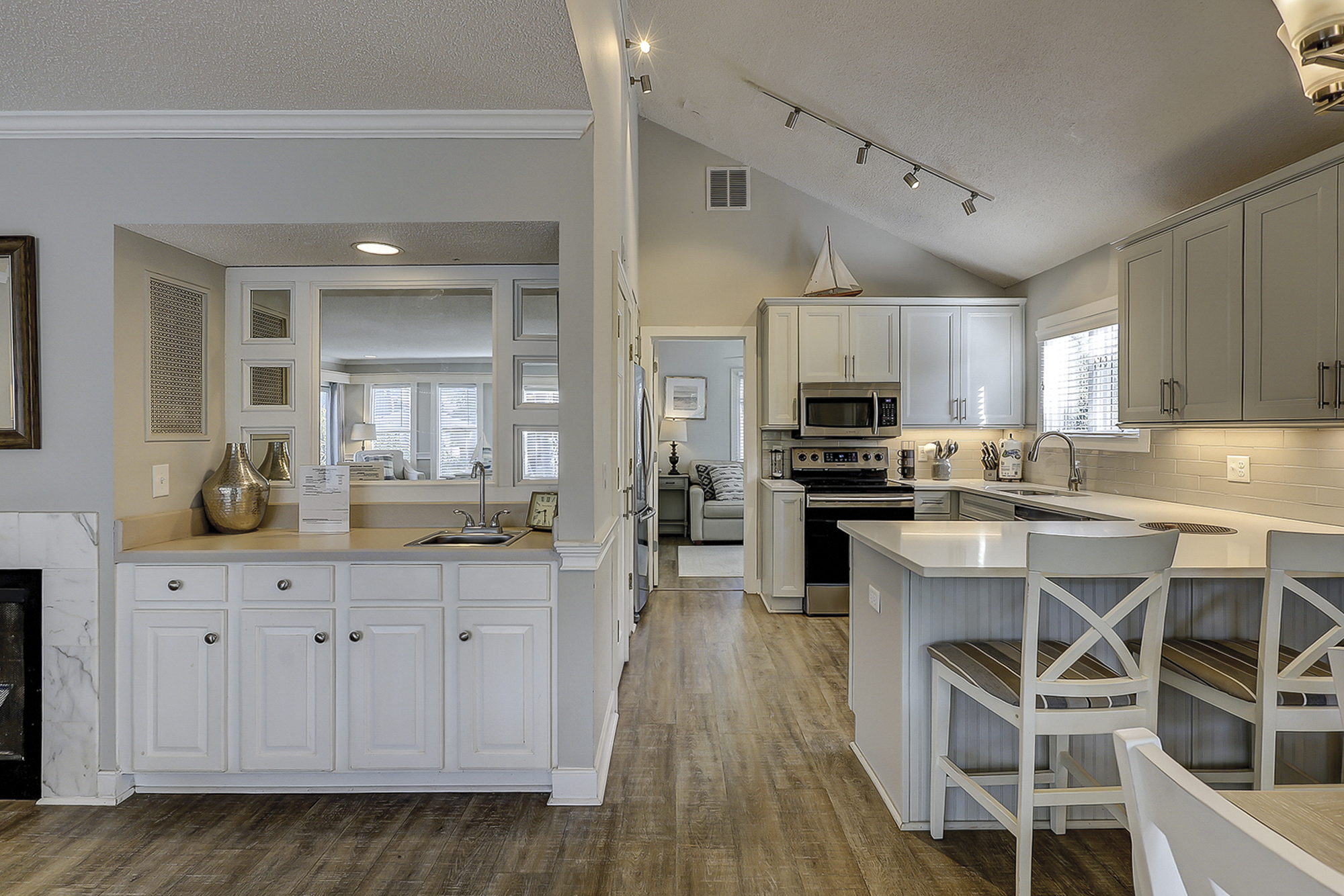 Wet Bar & Dining Area