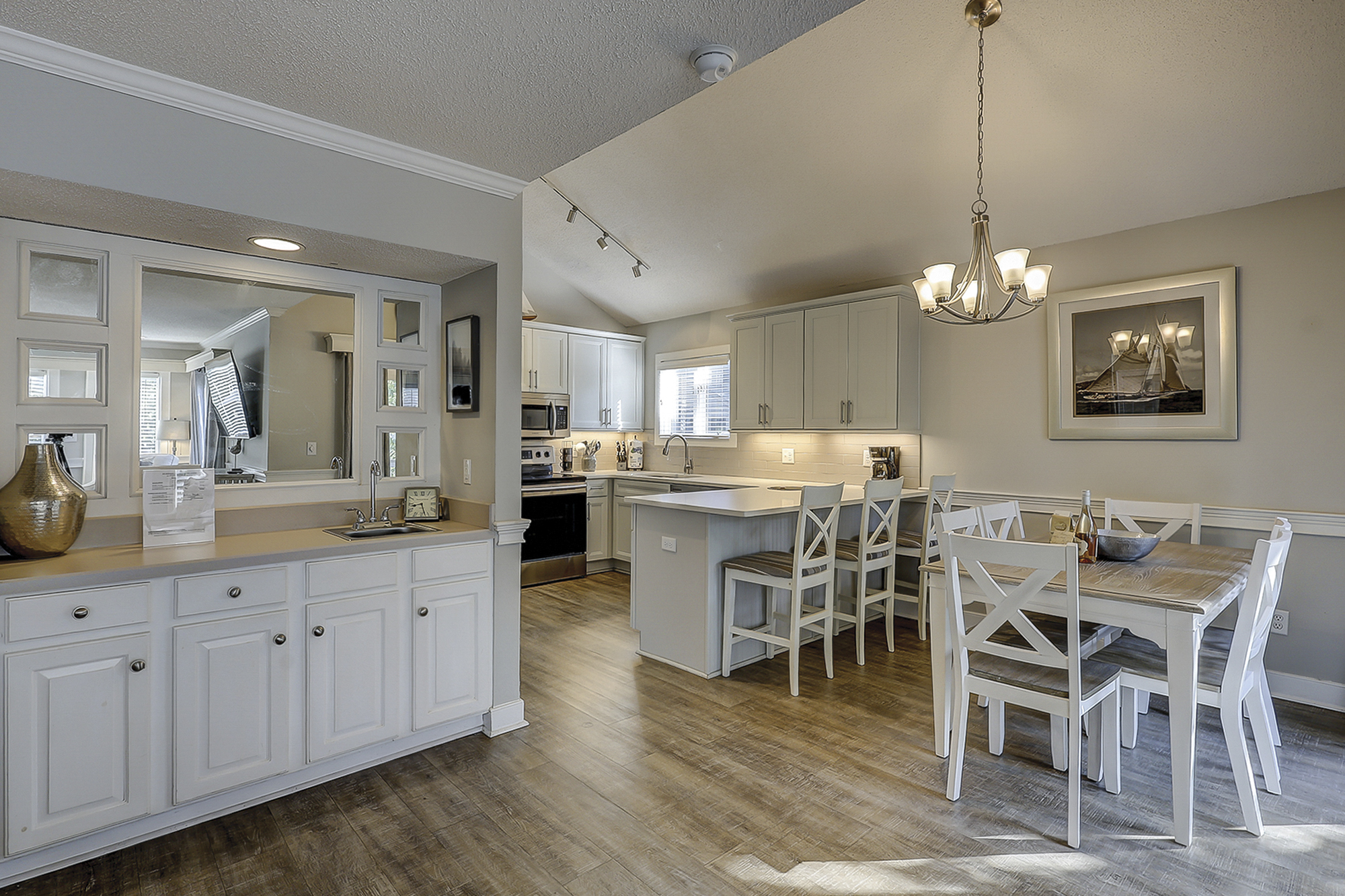 Wet Bar, Dining Area & Kitchen