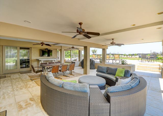 Outdoor Living & Dining Area