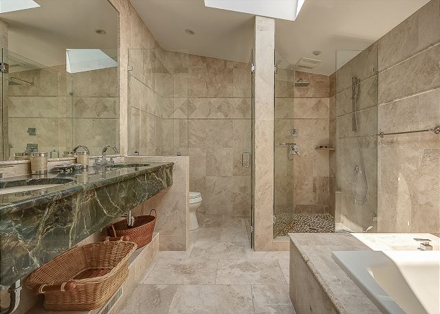 King Suite Full Bathroom