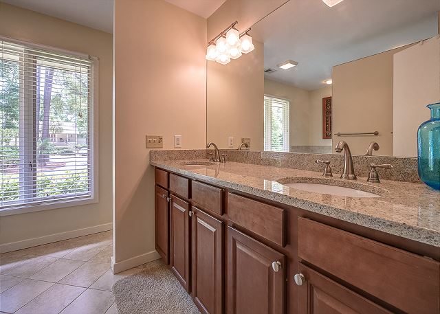 King Suite Full Bathroom