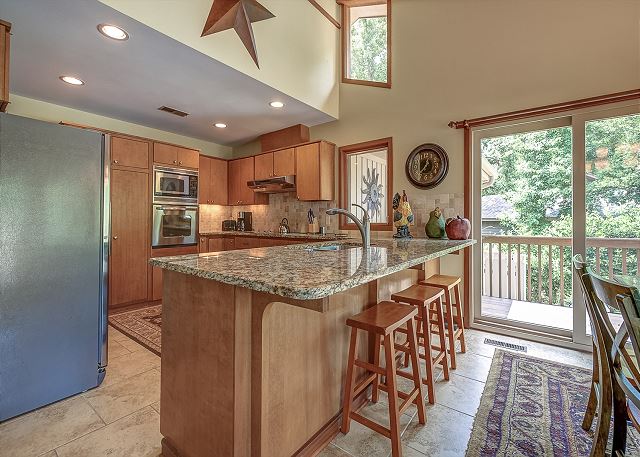 Kitchen w/ Breakfast Bar