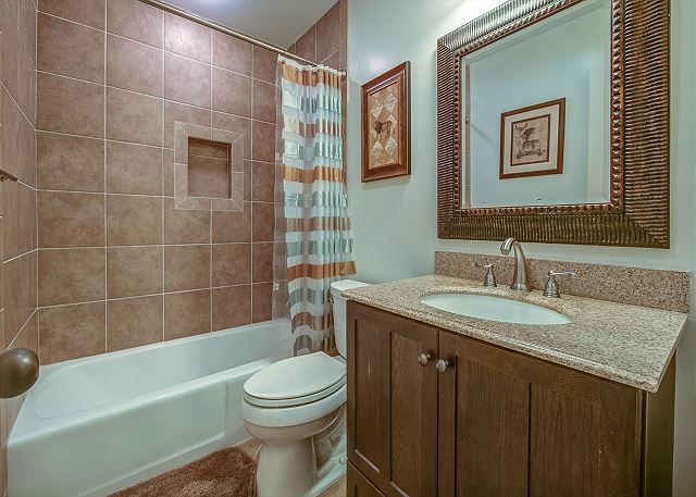 Queen Suite Full Bathroom