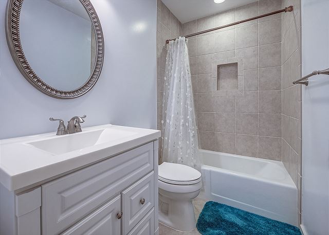 Queen Suite Full Bathroom