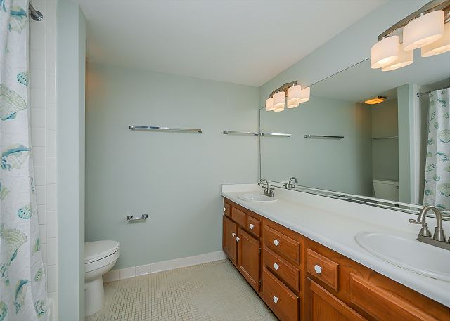 Guest Suite Full Bathroom