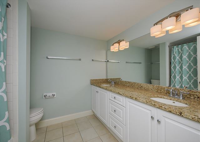 King Suite Full Bathroom