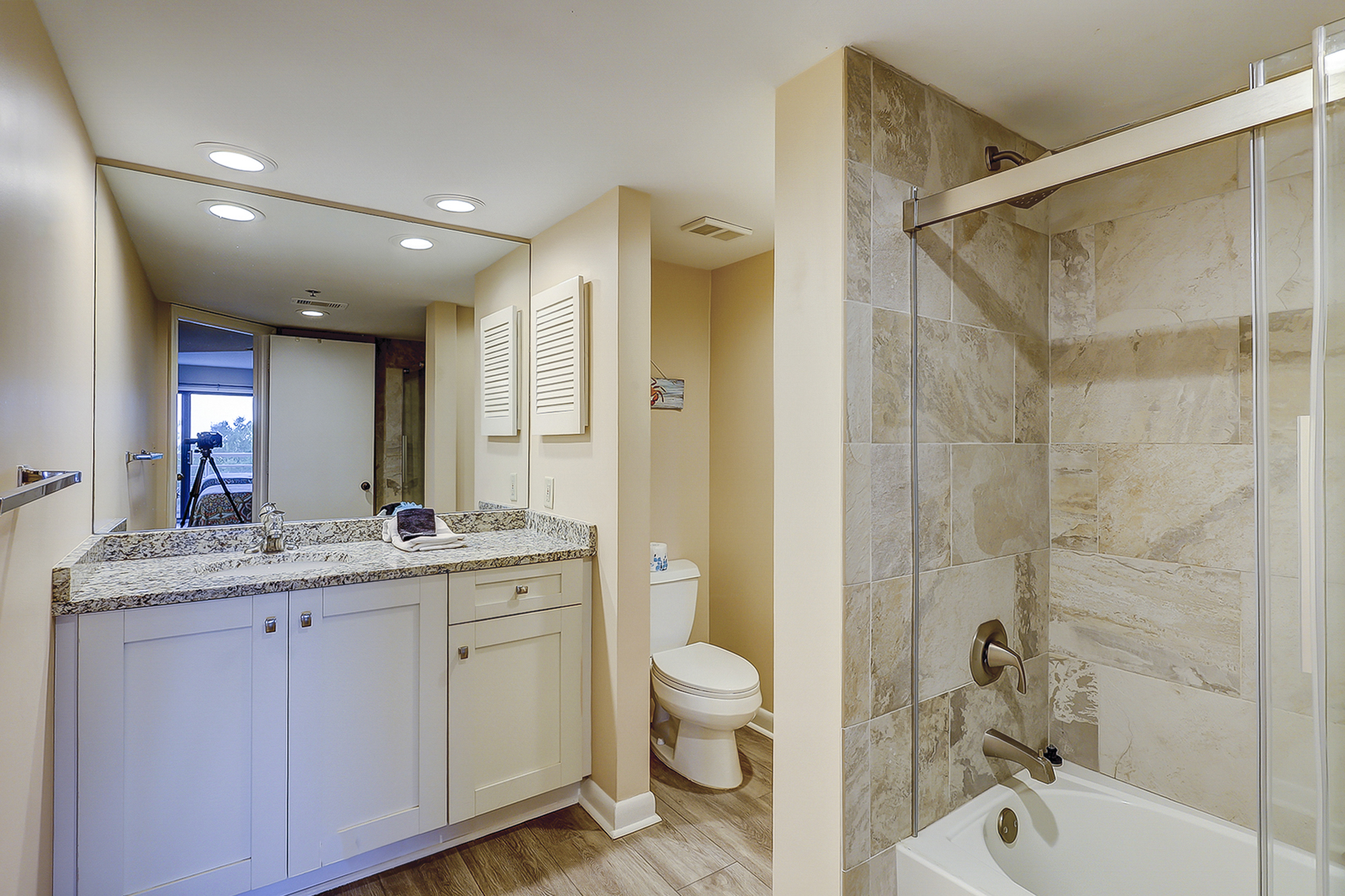 Guest Suite Full Bathroom