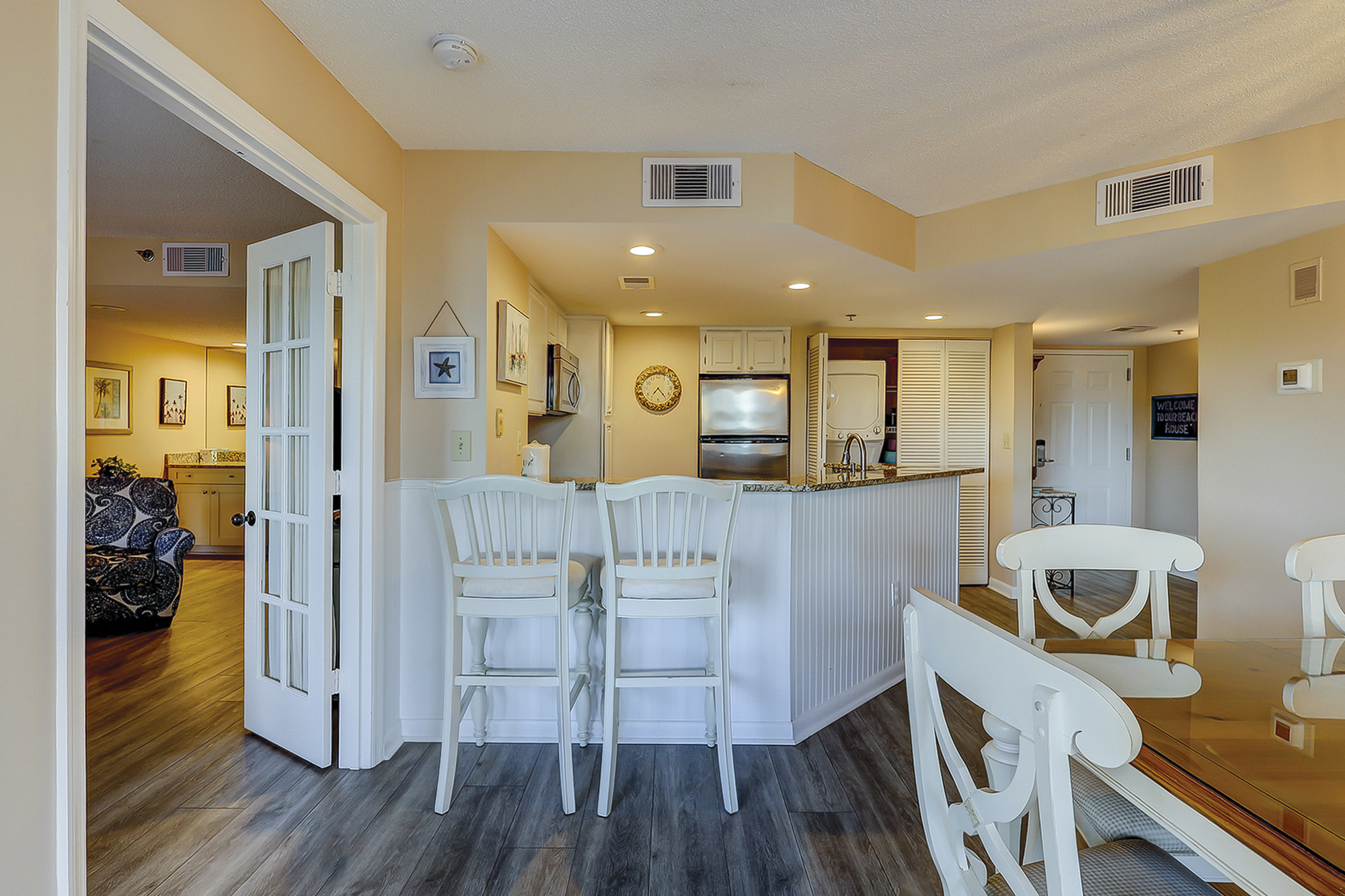 Dining Area & Kitchen