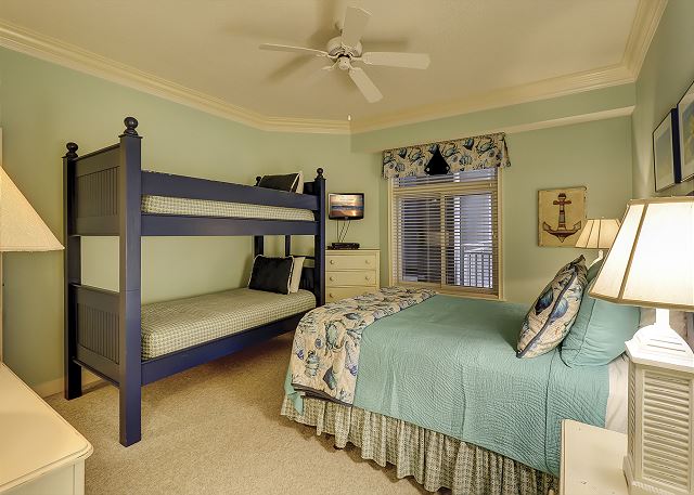 Guest Suite - 1 Queen/2 Twins