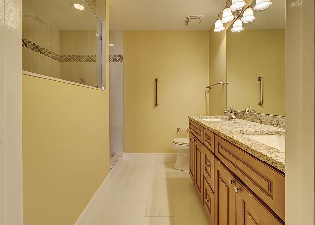 King Suite Full Bathroom